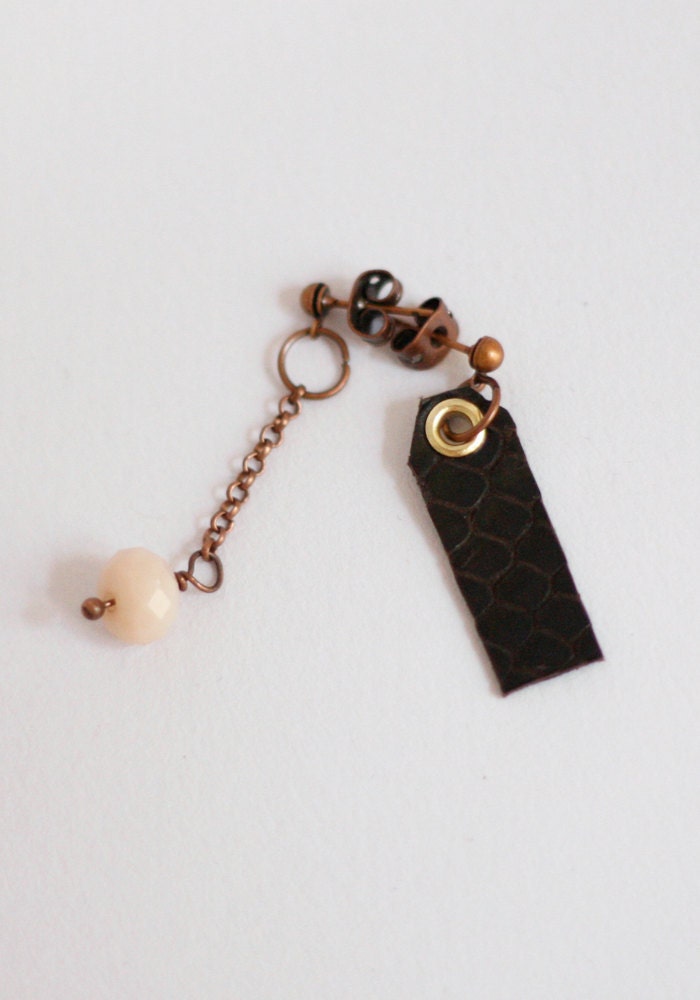 Earrings with chocolate handmade leather piece and light pink cristal charm Ranguï-Kuyen