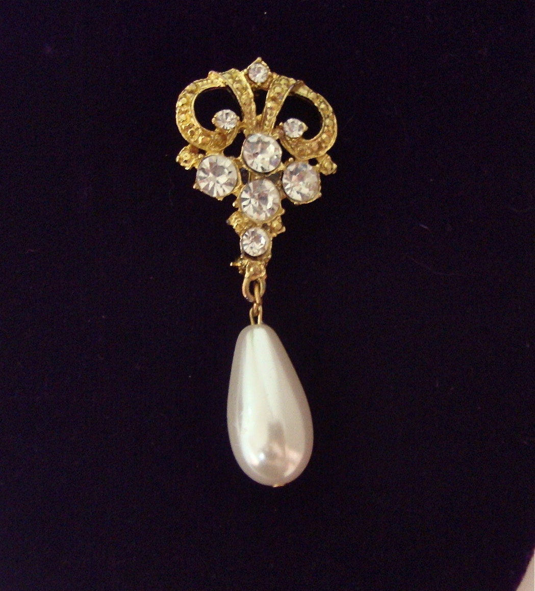 Fleur de Lis Baroque Pearl Brooch with Rhinestones