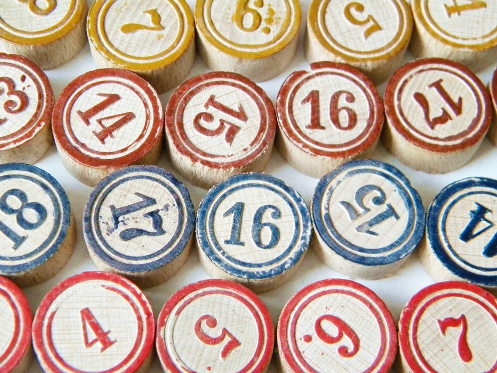 40 wooden bingo pieces