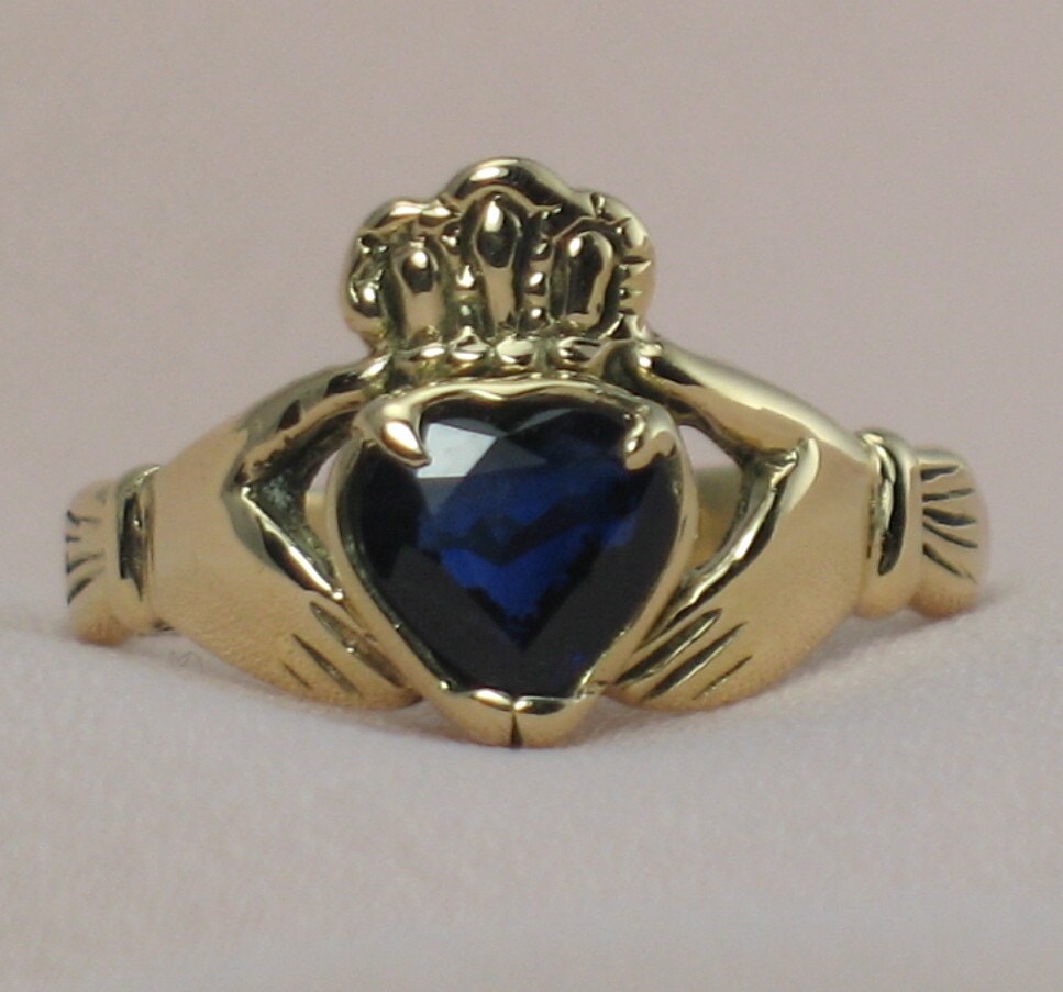 Claddagh ring with natural sapphire