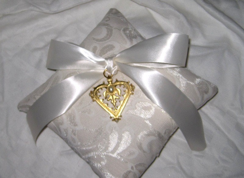 Romantic Victorian Wedding ring bearer Pillow From vintagejetpatterns
