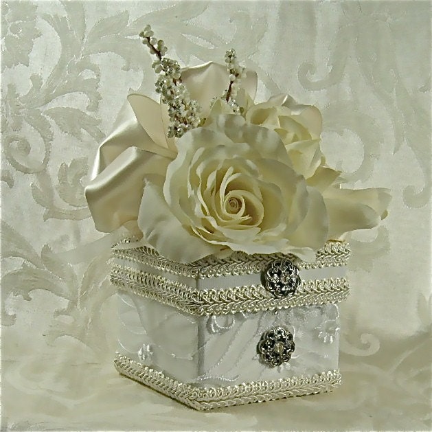 Wedding favor gift jewelry box elegantly prewrapped