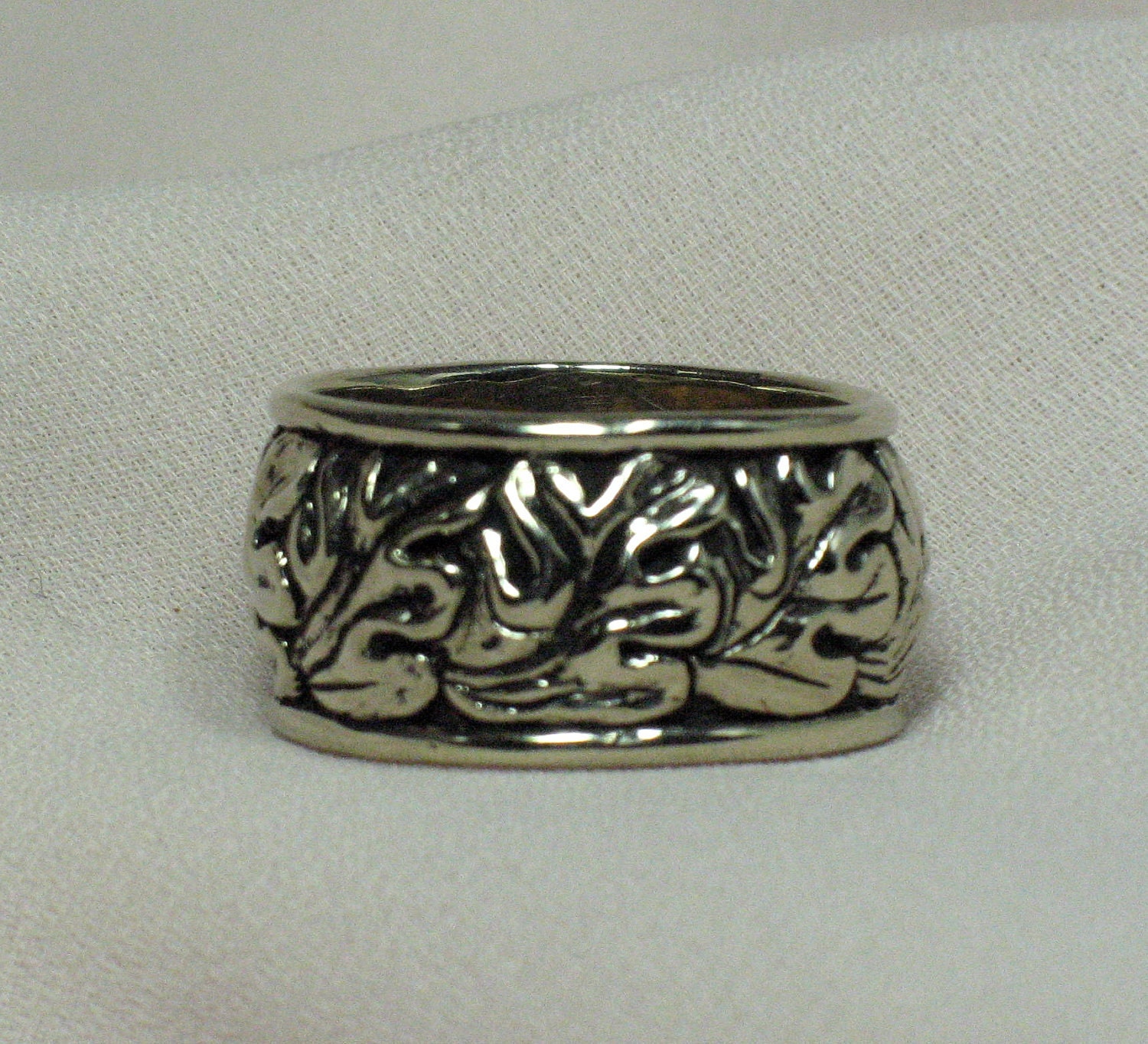 wide oak leaves with rim