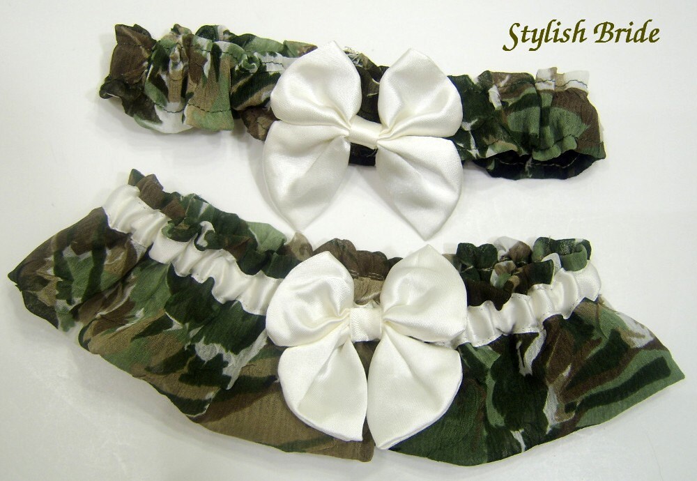 Camouflage Keepsake And Toss Wedding Garter Set With Ivory Bow