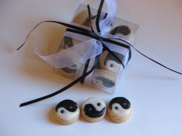 WEDDING FAVOR Black and White Wedding Mini Cookie Yin and Yang