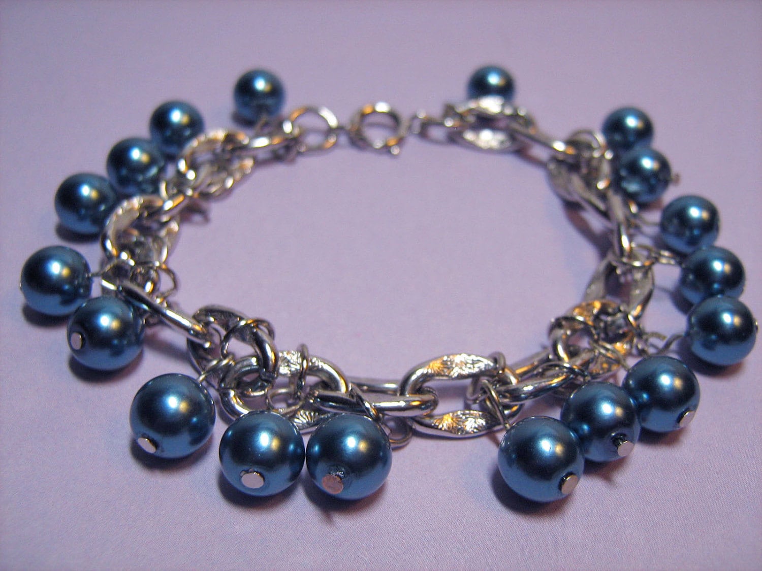 Bracelet: Teal Glass Beads on a Textured Silvertone Metal Link Chain with Silvertone Findings and a Spring Ring for Women (Charm Bracelet) Bracelet: Teal Glass Beads on a Textured Silvertone Metal Link Chain with Silvertone Findings and a Spring Ring for Women (Charm Bracelet)