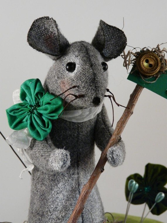 Prim wool Mouse Pinkeep Shamrock E pattern - Big pincushion wool fabric pdf clover primitive sewing notion day Irish sign pins