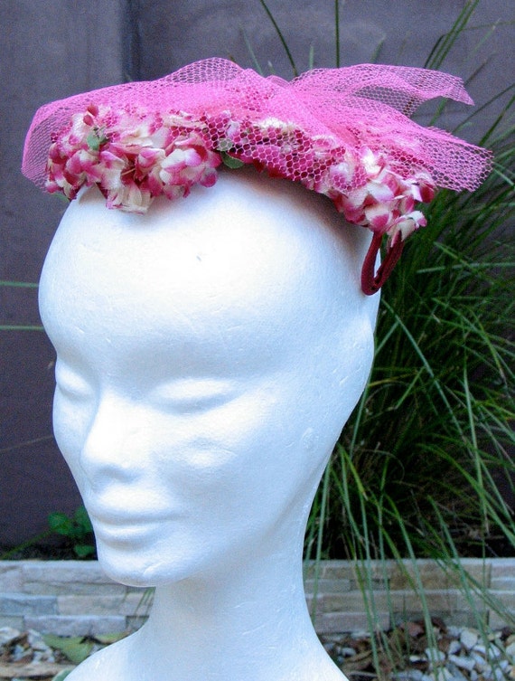 Vintage 1950s Women's Hat With Flowers and Tulle