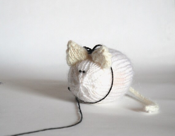 Violet Cat with White Mouse -knitting pattern (knitted round)
