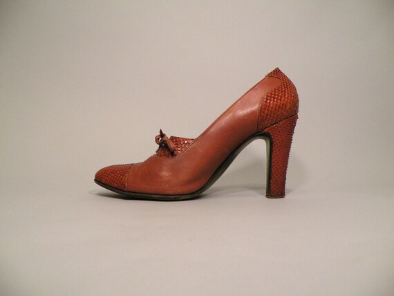 Vintage 1950s 1960s Brown Tan Leather Fish Skin Heeled Oxfords