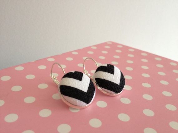 Black and White Chevron Earrings- size 3/4"