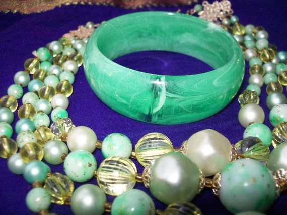 Vintage Light Green  (Bakelite) Costume Jewellery