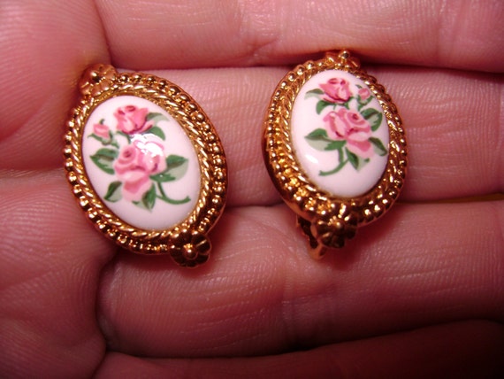 SOLGTE rosa roser, cameo stilinnstilling klippet på vintage øredobber fra eiendom
