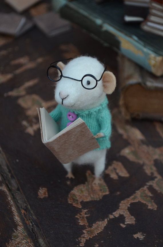 Little Reader Mouse with Glasses by Felting Dreams