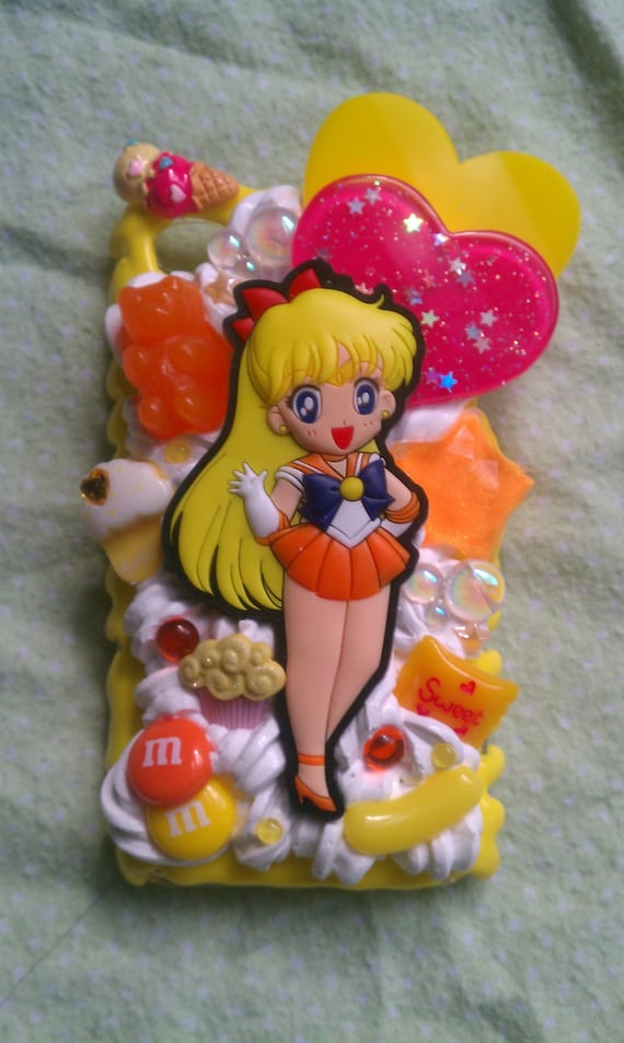 READY TO SHIP, Inspired by Sailor Moon, Sailor Venus Snap On Case for the iPhone 4 :3