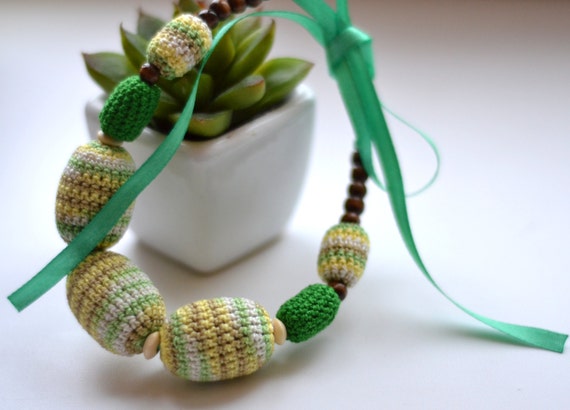 Green Nursing Necklace / Teething Jewelry - Gift for Mom and Baby - Green & Yellow - Breastfeeding, Babywearing, Attachment Parenting