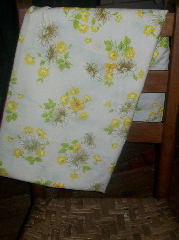 Pequot TWIN FLAT Sheet White with Daisy Motif and small yellow flowers