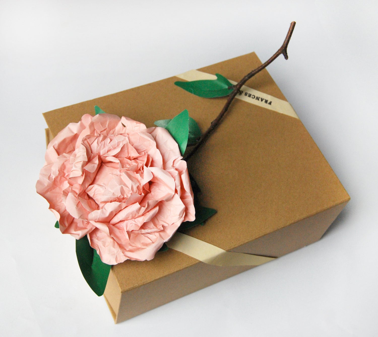 Букет из бумажных визиток. Подж[г обычной бумаги. Подж[г обычной бумаги. Коробочка с розой из бумаги. Подарок из обычной бумаги.