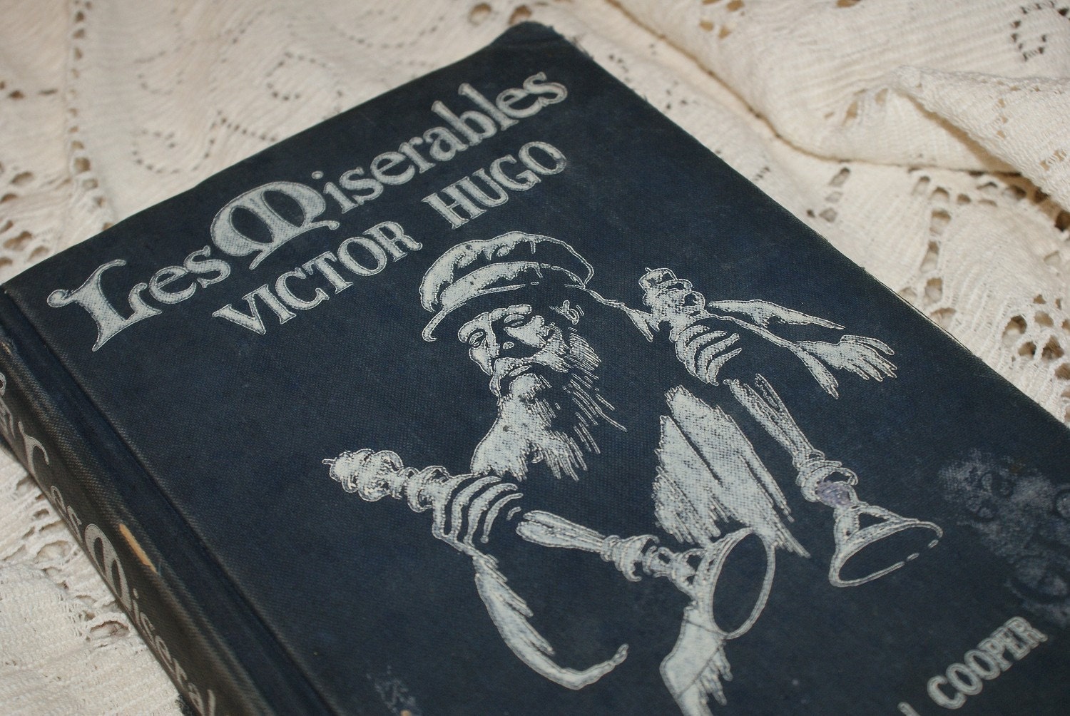 Les книги. Виктор Гюго les Miserables. Виктор Гюго Отверженные оригинал. Гюго Отверженные в оригинале. Виктор Гюго Отверженные на французском.