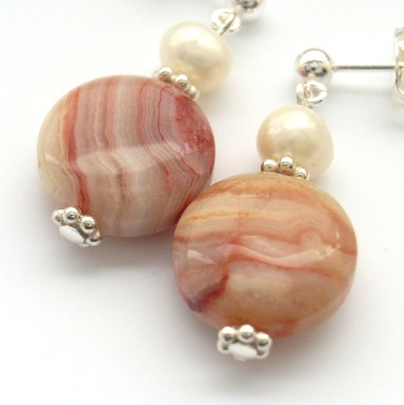 Crazy lace agate and freshwater pearl von BlueForestJewellery