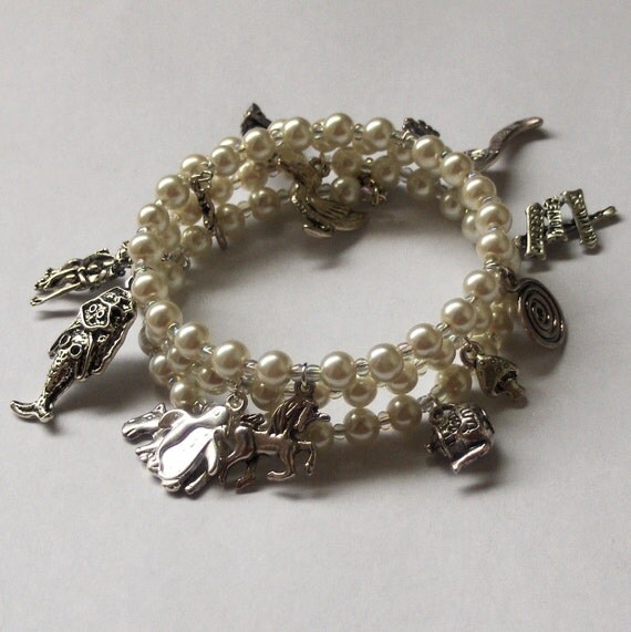Ivory Glass Pearl Charm Bracelet Bangle von beadingshaz auf Etsy
