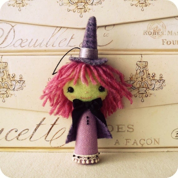 witch felt ornament to make for Halloween for an ornament or felt Halloween decoration.