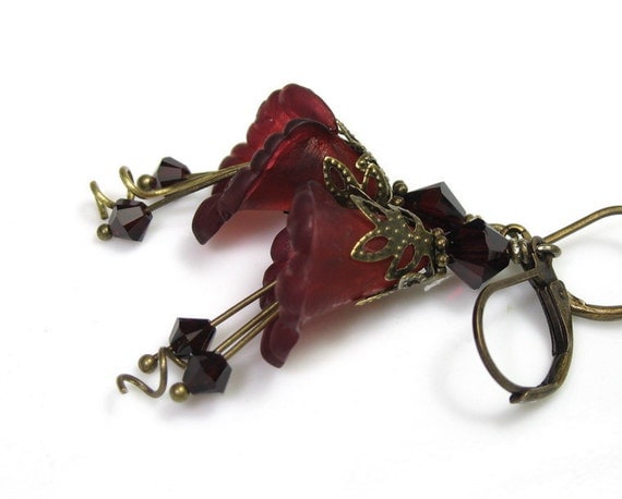 Flower Earrings Lucite Flowers Stamens Vintage by jewelrybyNaLa