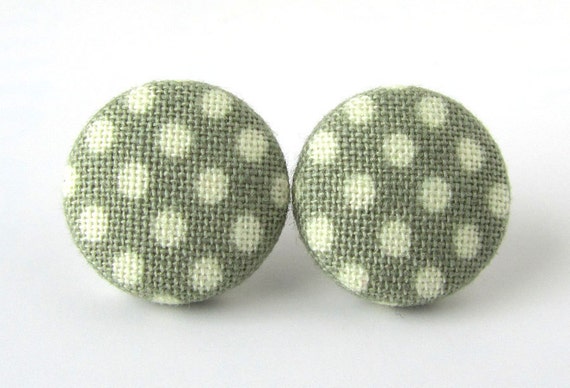 Grey gray stud earrings white beige polka dots von KooKooCraft