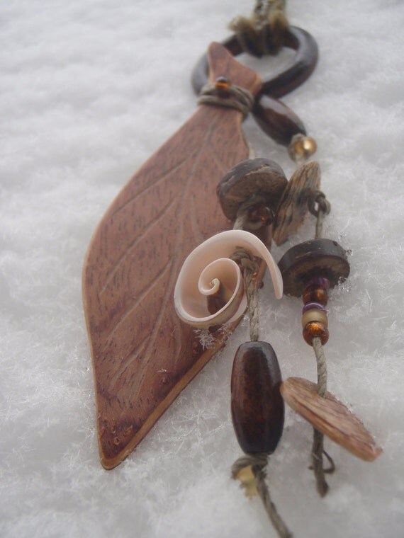 Kevazingo Wood Pendant with charms earth colors von MaggiesSoaps