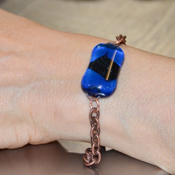 Blue fused glass bracelet von eyeseesage auf Etsy