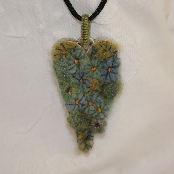Embroidered Pendant  Blue and Green Heart von Lynwoodcrafts auf Etsy