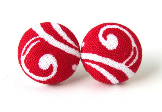Button earrings studs red white swirls Valentine's von KooKooCraft