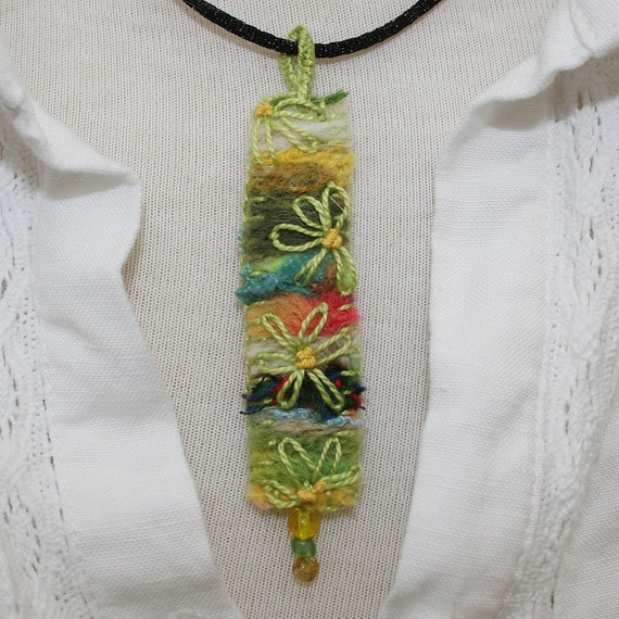 Embroidered Pendant  Citrus Daisies  Green von Lynwoodcrafts