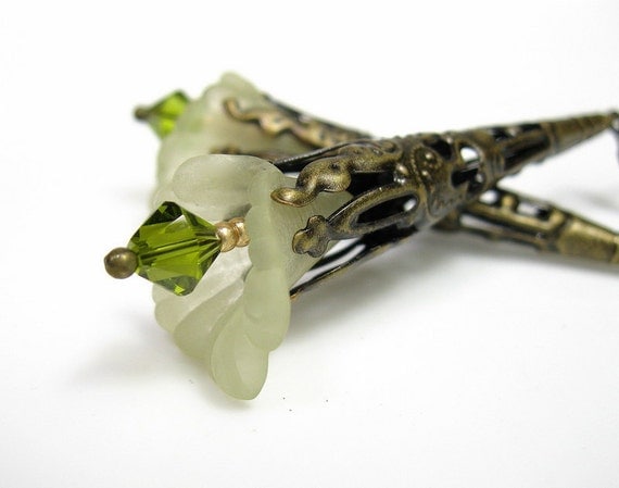 Green Swarovski Lucite Victorian Vintage Style von jewelrybyNaLa