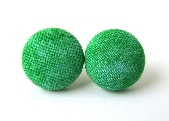Dark green button earrings studs fabric covered von KooKooCraft