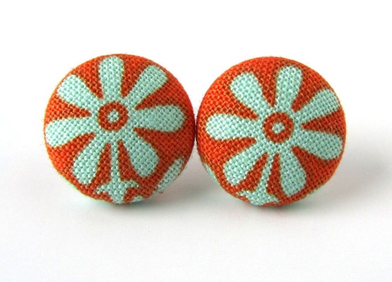 Orange button earrings studs blue turquoise flower von KooKooCraft
