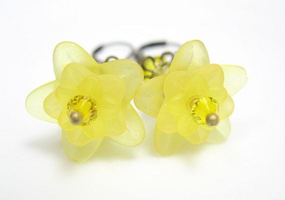 Citrine Yellow Swarovski Lucite Flower Earrings von jewelrybyNaLa