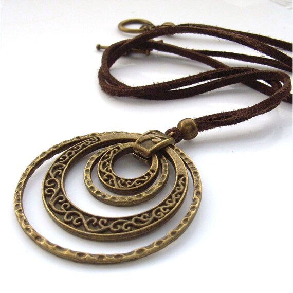 Circle charm necklace von BlueForestJewellery auf Etsy