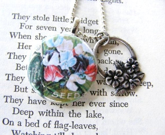 Darling Sweet Peas in a Bouquet Button Covered von meiguidesigns