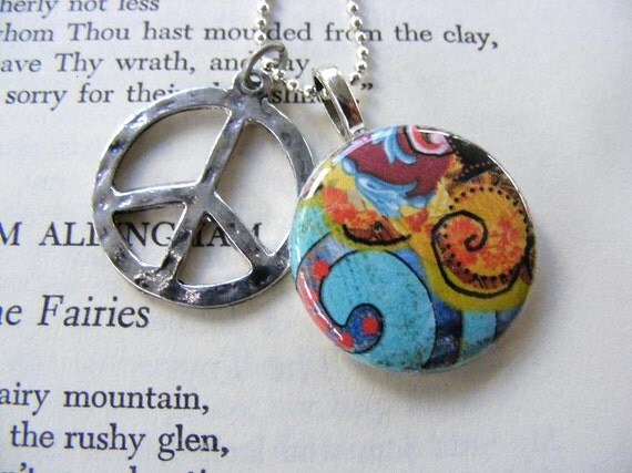 Psychodelic Hippie Pendant with Silver Peace Sign von meiguidesigns