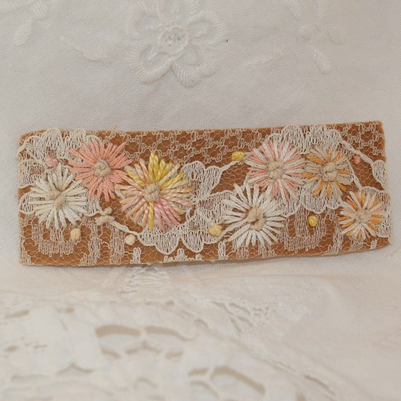 Embroidered Barrette  Mocha  Daisies on Lace von Lynwoodcrafts
