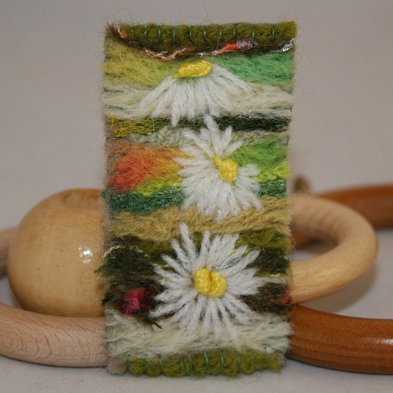 Embroidered and Felted Brooch  Daisies von Lynwoodcrafts auf Etsy