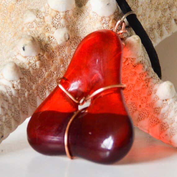 Wire Wrapped Red Fused Glass Necklace von eyeseesage