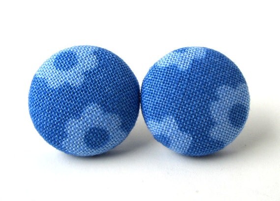 Cobalt blue button earrings studs flower floral von KooKooCraft